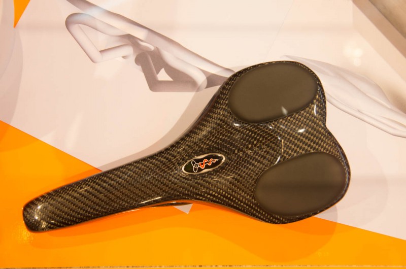 Die Grundplatte des Super 6.1 aus Carbon mit den Auflagen für die Sitzknochen, welche hunderte kleine Kügelchen enthalten, ähnlich den Sitzsäcken