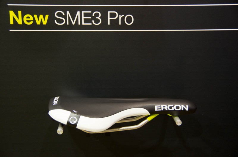 Ergon_05_Der SME3 soll sich ebenfalls durch seine flache Bauform und V-Form für häufige Positionswechsel besonders gut eignen, wie sie zB bei Enduro Rennen vorkommen