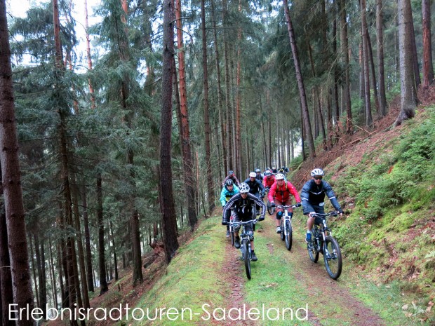 Gut warm gefahren wurde der längste Anstieg der Tour in Angriff genommen – die Auffahrt nach Lichtenhain/Bergbahn.