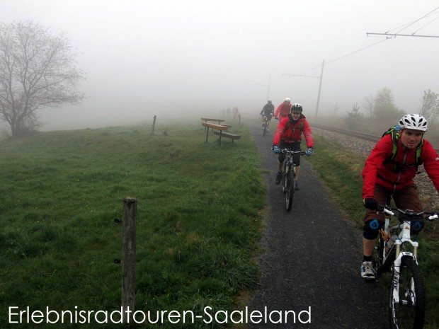 Über den.. Nein, in den Wolken spürten alle zwar sicherlich alle die grenzenlose Freiheit auf dem Bike, aber auch die Erleichterung erst einmal oben angekommen zu sein. Von Lichthain/Bergbahn folgten wir dem Radweg entlang der Bahn nach Cursdorf.