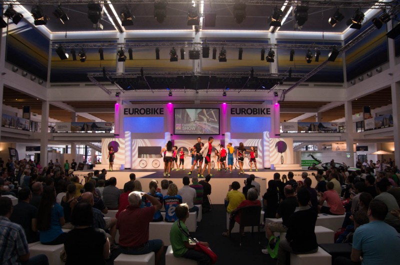 Messe_02_Eurobike Bühne mit Modeschau