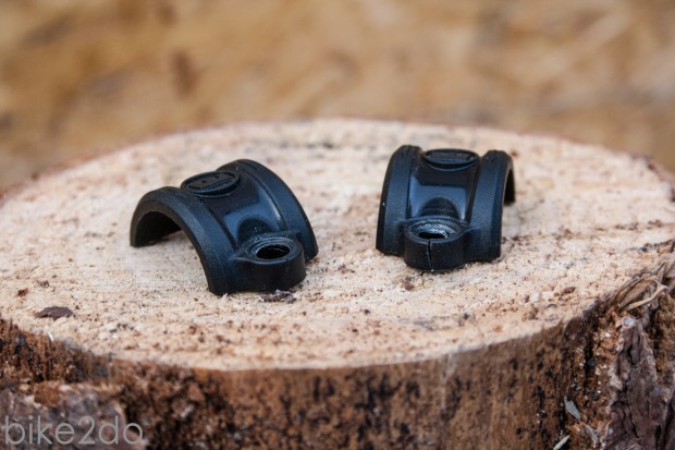 Wo rohe Kräfte sinnlos walten. Bei den Carbotecture Schellen sind die Drehmomente unbedingt einzuhalten. Zudem sind die Schellen asymmetrisch. Das Material  überzeugt sonst mit ungeahnter Haltbarkeit.